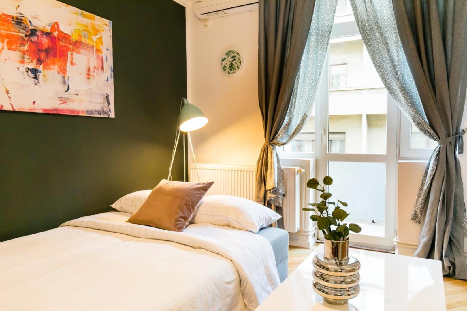 Heart Of The City - Cozy Apartments In Prime Location Bucharest Room photo